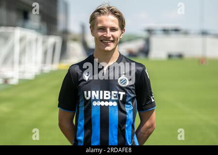 Knokke Heist, Belgique. 18 juillet 2023. Romeo Vermant du Club pose pour un portrait lors de la séance photo de la saison 2023-2024 de l'équipe belge Jupiler Pro League Club Brugge KV, mardi 18 juillet 2023 à Knokke-Heist. BELGA PHOTO LUC CLAESSEN crédit : Belga News Agency/Alamy Live News Banque D'Images