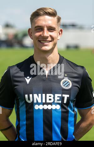 Knokke Heist, Belgique. 18 juillet 2023. Michal Skoras du Club pose pour un portrait lors de la séance photo de la saison 2023-2024 de l'équipe belge Jupiler Pro League Club Brugge KV, mardi 18 juillet 2023 à Knokke-Heist. BELGA PHOTO LUC CLAESSEN crédit : Belga News Agency/Alamy Live News Banque D'Images