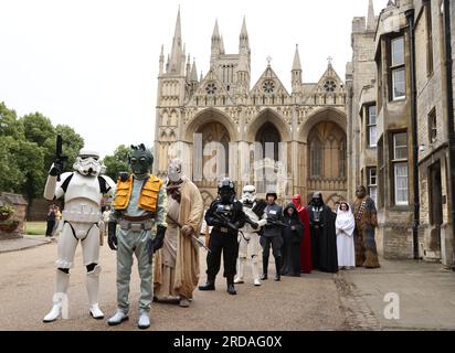 Peterborough, Royaume-Uni. 18 juillet 2023. L'une des plus grandes collections de fans privées Star Wars au monde peut être vue dans la magnifique cathédrale de Peterborough à partir du 19 juillet. L'exposition, Unofficial galaxies, à la cathédrale de Peterborough, comprend plus de 120 expositions, avec un Land Speeder grandeur nature parmi l'exposition aux côtés de jouets et objets rares de Star Wars. Peterborough, Cambridgeshire, Royaume-Uni. Crédit : Paul Marriott/Alamy Live News Banque D'Images