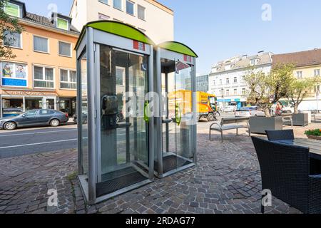 Villach, Autriche. Juillet 18 2023. cabines téléphoniques sur une place du centre-ville Banque D'Images