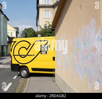 Villach, Autriche. Juillet 18 2023. Le van postal autrichien niché dans la cour d'un immeuble d'appartements dans le centre-ville Banque D'Images