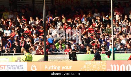 Fans lors du match amical pré-saison entre Crawley Town et Crystal Palace au Broadfield Stadium , Crawley , Royaume-Uni - 19 juillet 2023 Banque D'Images