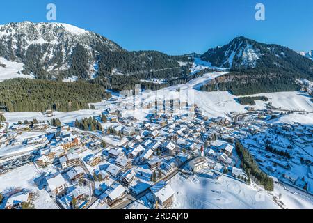 Vue aérienne du village hivernal Berwang dans la région touristique appelée Tiroler Zugspitz Arena Banque D'Images