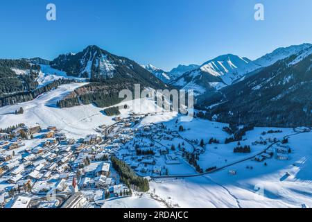 Vue aérienne du village hivernal Berwang dans la région touristique appelée Tiroler Zugspitz Arena Banque D'Images