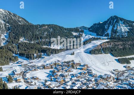 Vue aérienne du village hivernal Berwang dans la région touristique appelée Tiroler Zugspitz Arena Banque D'Images