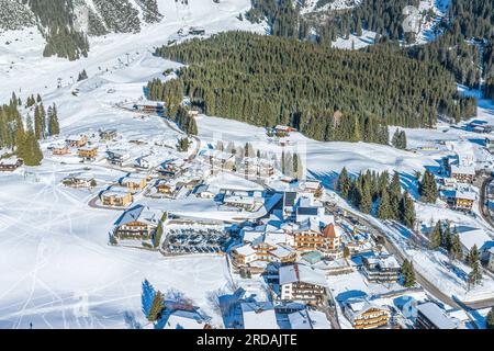 Vue aérienne du village hivernal Berwang dans la région touristique appelée Tiroler Zugspitz Arena Banque D'Images