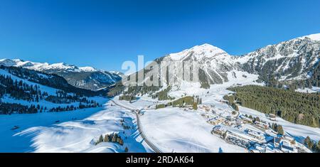 Vue aérienne du village hivernal Berwang dans la région touristique appelée Tiroler Zugspitz Arena Banque D'Images