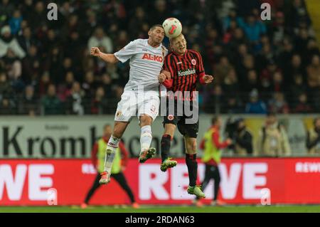 Mölders, Sascha (33) Aktion gegen Sebastian Rode (20), Fußball Bundesliga Eintracht Frankfurt - FC Augsburg 4:2 in Frankfurt, Deutschland am 17.11.2012 Stock Photo