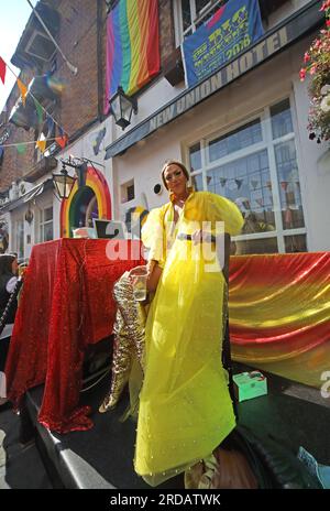 Profiter du Manchester Pride Festival, vacances bancaires au mois d'août au New Union Hotel, gay Village, 111 Princess St, Manchester, Angleterre, ROYAUME-UNI, M1 6JB Banque D'Images