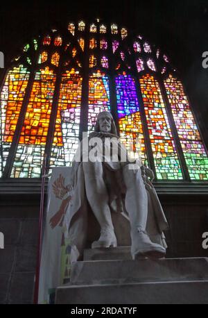 Statue victorienne Humphrey Chetham dans la cathédrale de Manchester, marchand à succès, devant un vitrail, Victoria St, Manchester, UK, M3 1SX Banque D'Images