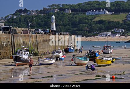 En regardant vers l'est en direction de Carbis Bay, bateaux amarrés au port de St Ives, Cornwall Kernow , Angleterre du Sud-Ouest, Royaume-Uni, TR26 1PU Banque D'Images