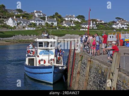 Embarquement sur le ferry St Mawes, Queen of Falmouth, dans la rivière FAL, Cornouailles, Angleterre du Sud-Ouest, Royaume-Uni, TR2 5DG Banque D'Images