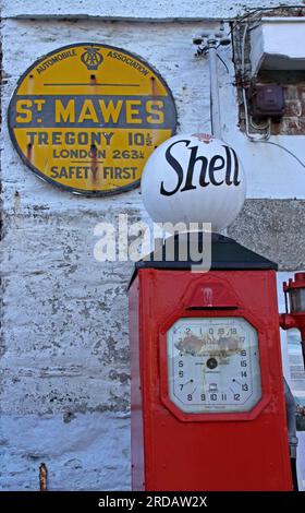 Vintage antique Shell pompe à essence & AA signe, peint en rouge sur le port, St Mawes, Cornouailles, Angleterre, Royaume-Uni, TR2 5AG Banque D'Images