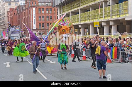 AKT Homelessness Charity at Manchester Pride Festival parade, 36 Whitworth Street, Manchester, Angleterre, Royaume-Uni, M1 3NR Banque D'Images