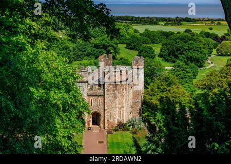 La Grande porte historique du 14e siècle au château de Dunster, Somerset, Angleterre, Royaume-Uni Banque D'Images