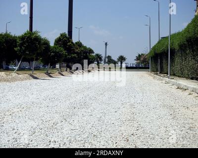 Le Caire, Égypte, juin 29 2023 : les petites pierres calcaires et les roches dabsh les couches de pierres gravablées avant de traiter la couche d'asphalte pour développer et renouveler Banque D'Images