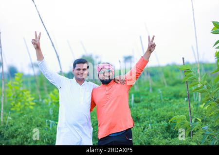 deux fermiers indiens debout dans la ferme, fermier heureux, frères Banque D'Images