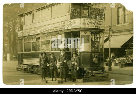 Carte postale originale de l'ère WW1 de femmes chefs de tramway, peut-être de nouvelles recrues, heureuses et souriantes, travaillant en tant que conductrices de tramway aidant à l'effort de guerre, sur le tramway Hagley Road, la ligne de tramway allait de navigation St à Hagley Rd. La carte postale a été postée de Smethwick (qui était sur la route du tramway) West Midlands, Birmingham, Staffordshire, Angleterre, Royaume-Uni. Exploité par Birmingham and Midland tramways Ltd. Publié / daté 23 Oct 1915 Banque D'Images