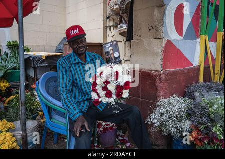 (230720) -- NAIROBI, 20 juillet 2023 (Xinhua) -- Un vendeur tient des fleurs à vendre sur un marché de Nairobi, Kenya, le 10 juillet 2023. La Chine a occupé la position de premier partenaire commercial de l'Afrique pendant 14 années consécutives. En cours de route, la Chine et l’Afrique font progresser de concert le développement dans le cadre de l’Initiative « la ceinture et la route », ouvrant ainsi de nouvelles voies de coopération. Ces dernières années, l’exportation de fleurs kenyanes vers la Chine a connu une tendance constante à la hausse, propulsée par des facteurs tels que l’établissement de vols directs entre la Chine et l’Afrique et l’optimisation des procédures douanières. (X Banque D'Images