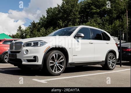 Minsk, Biélorussie, juillet 2023 - Nouveau modèle BMW. transport de luxe Banque D'Images