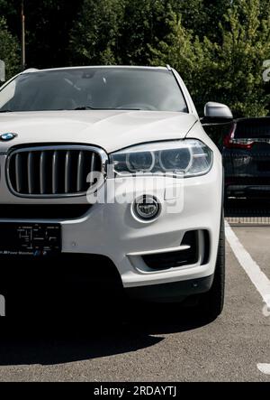 Minsk, Biélorussie, juillet 2023 - phare bmw blanc. vue avant Banque D'Images