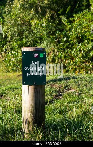 Un panneau Natural England No Overnight parking à Wolferton, Norfolk. Banque D'Images