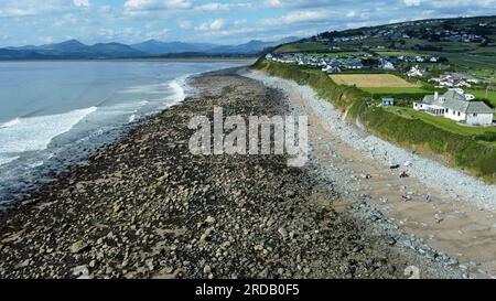 Vue drone du village et de la plage de Llandanwg sur la côte nord du pays de Galles, avec les montagnes Snowdonia en arrière-plan, Gwynedd, pays de Galles, juillet 2023 Banque D'Images