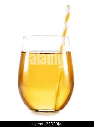 Studio shot de jus de pomme ou de thé au citron dans un verre avec papier paille à boire isolé sur fond blanc. Banque D'Images