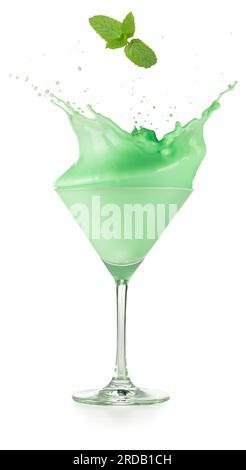 Feuille de menthe tombant dans un cocktail de sauterelle éclaboussée servi dans une tasse de martini isolé sur fond blanc. Tir réel. Banque D'Images