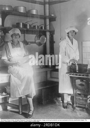 Princesse Astrid. 1905-1935. Princesse suédoise. Marié en 1926 au prince héritier Léopold de Belgique. Puis princesse héritière de Belgique, puis reine de Belgique entre 1934 et 1935. Lors d'une excursion conjointe en voiture le 29 août 1935, leur voiture a quitté la route et Astrid a été jetée de la voiture et est morte. Voici la princesse Astrid avec sa sœur Märtha. Märtha devint plus tard reine de Norvège, mariée au roi Olav V. les deux sœurs fréquentent une école familiale dirigée par Jenny Åkerström-Söderström. Jenny a écrit le livre de cuisine classique The Princesses' Cookbook, qu'elle a dédié aux princesses Astrid et Märtha, Banque D'Images