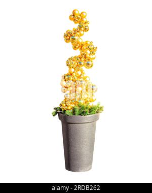 Arbre de Noël entièrement fait de boules dorées en pot isolé sur fond blanc. Décoration de Noël de boules d'or brillantes dans le vase. Alternative couverte p Banque D'Images