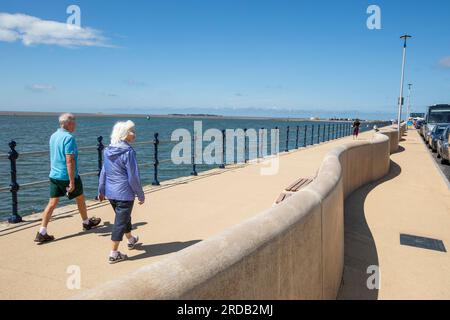 West Kirby, Merseyside, Royaume-Uni. 19 juillet 2023. Après-midi ensoleillé à West Kirby, sur le Wirral, Merseyside, Royaume-Uni. Les gens profitent de la météo pour profiter de quelques rayons et profiter d'une promenade côtière ou d'une aile détournée sur le lac Marine. Crédit : Windmill Images/Alamy Live News Banque D'Images