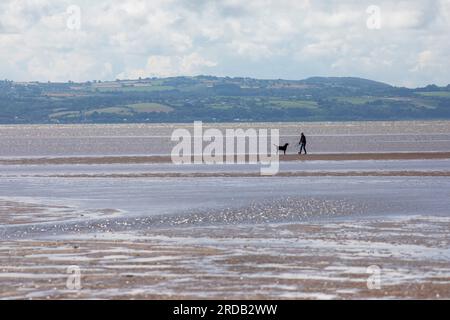 West Kirby, Merseyside, Royaume-Uni. 19 juillet 2023. Après-midi ensoleillé à West Kirby, sur le Wirral, Merseyside, Royaume-Uni. Les gens profitent de la météo pour profiter de quelques rayons et profiter d'une promenade côtière ou d'une aile détournée sur le lac Marine. Crédit : Windmill Images/Alamy Live News Banque D'Images