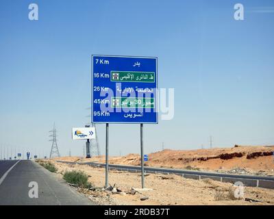 Le Caire, Egypte, juin 30 2023 : un panneau de signalisation latéral informatif sur l'autoroute du Caire Suez indique les directions, ville de Badr, Nouvelle capitale, rocade régionale, Banque D'Images