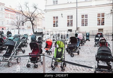 Lviv, Ukraine - 18 mars 2022 : de nombreuses landaus vides exposées sur la place du marché de la ville. Beaucoup de poussettes sur la place Lvov rynok symbolisent les enfants tués Banque D'Images