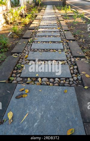 Un trottoir bien entretenu fait de carreaux de pierre et de galets. Uttarakhand Inde. Banque D'Images