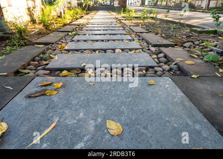Un trottoir bien entretenu fait de carreaux de pierre et de galets. Uttarakhand Inde. Banque D'Images