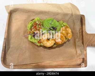 Bruschetta aux crevettes et à l'avocat sur du pain artisanal Banque D'Images