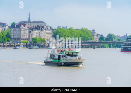 Nantes, France. 9 juin 2023. Un Navibus TAN Nantes navigue sur la Loire transportant des passagers entre les deux rives Banque D'Images