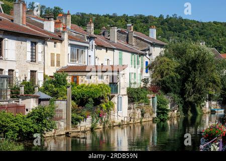 Maisons en bord de rivière Marne Joinville Saint-Dizier haute-Marne Grande est France Banque D'Images