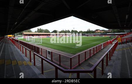 Vue générale du Broadfield Stadium pendant le match amical de pré-saison entre Crawley Town et Crystal Palace au Broadfield Stadium. 19 juillet 2023 Banque D'Images