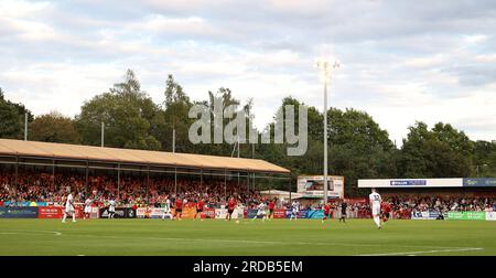 Vue générale du Broadfield Stadium pendant le match amical de pré-saison entre Crawley Town et Crystal Palace au Broadfield Stadium. 19 juillet 2023 Banque D'Images