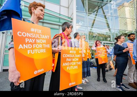 Londres, Royaume-Uni. 20 juillet 2023. La ligne de piquetage à l'extérieur de l'UCHL - les médecins principaux (consultants) commencent une grève de deux jours sur la rémunération et les conditions de travail. La grève a été organisée par la BMA. Crédit : Guy Bell/Alamy Live News Banque D'Images