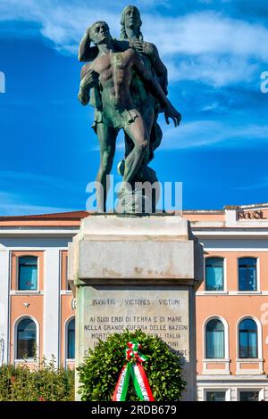 Monument aux morts de toutes les guerres mondiales sur la Piazza Vittorio Veneto, Termoli, Italie Banque D'Images