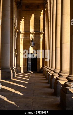 Les piliers en marbre ajoutent du style à l'architecture classique de Townhall à Leeds, au Royaume-Uni Banque D'Images