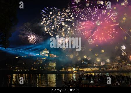 beaux feux d'artifice colorés sur le fleuve douro à porto portugal sur le festival sao joao . Banque D'Images