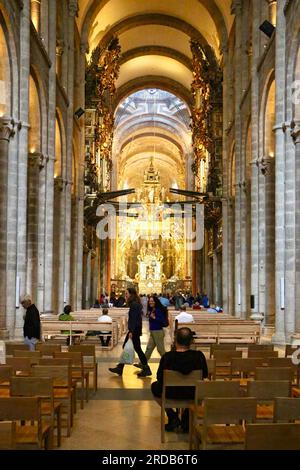 Autel principal avec des pèlerins partant après avoir assisté à une messe Santiago de Compostelle Archicathédrale Basilique Santiago de Compostela Galice Espagne Banque D'Images