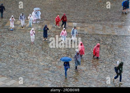 Pavé de pierre Plaza de Obradoiro vu d'en haut un jour pluvieux de juin avec des touristes traversant portant des blouses en plastique Santiago de Compostela Galice Espagne Banque D'Images