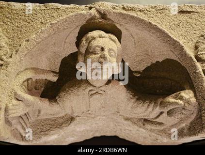 Fragment d'ange sculpté en pierre dans le musée du palais Gelmirez de la cathédrale de Santiago de Compostelle Galice Espagne Banque D'Images