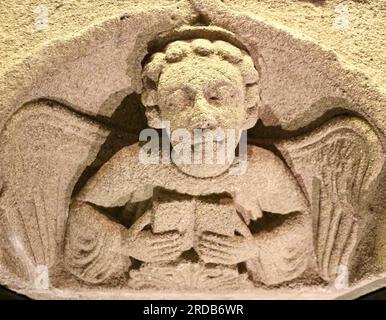 Fragment d'ange sculpté en pierre dans le musée du palais Gelmirez de la cathédrale de Santiago de Compostelle Galice Espagne Banque D'Images